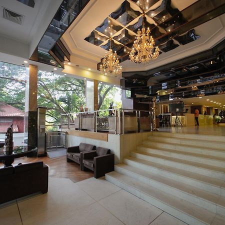 The South Park Hotel Thiruvananthapuram Ngoại thất bức ảnh
