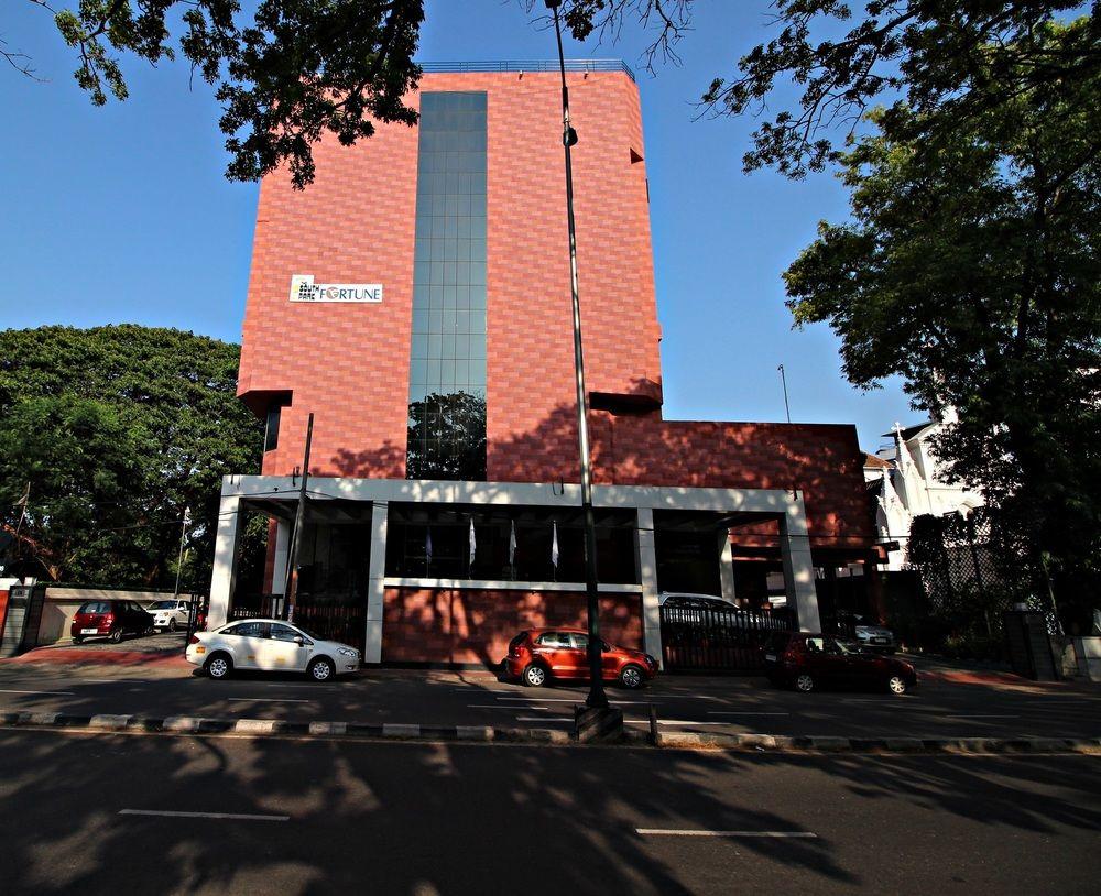 The South Park Hotel Thiruvananthapuram Ngoại thất bức ảnh