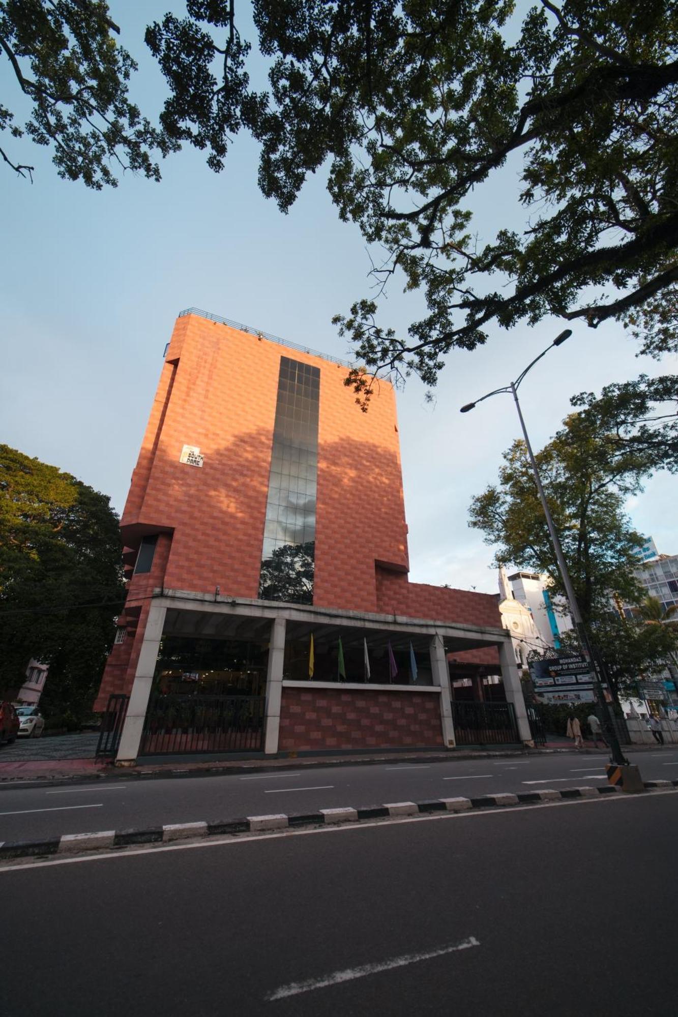 The South Park Hotel Thiruvananthapuram Ngoại thất bức ảnh