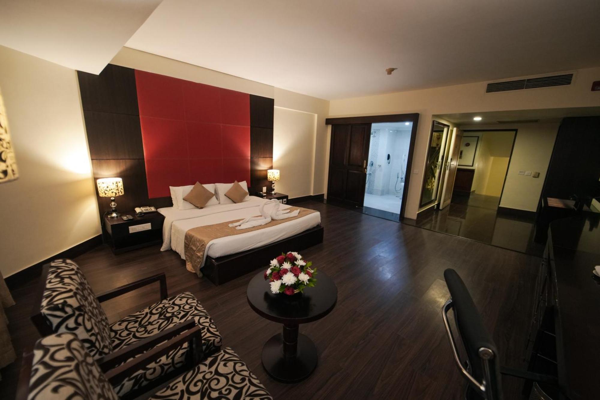 The South Park Hotel Thiruvananthapuram Ngoại thất bức ảnh