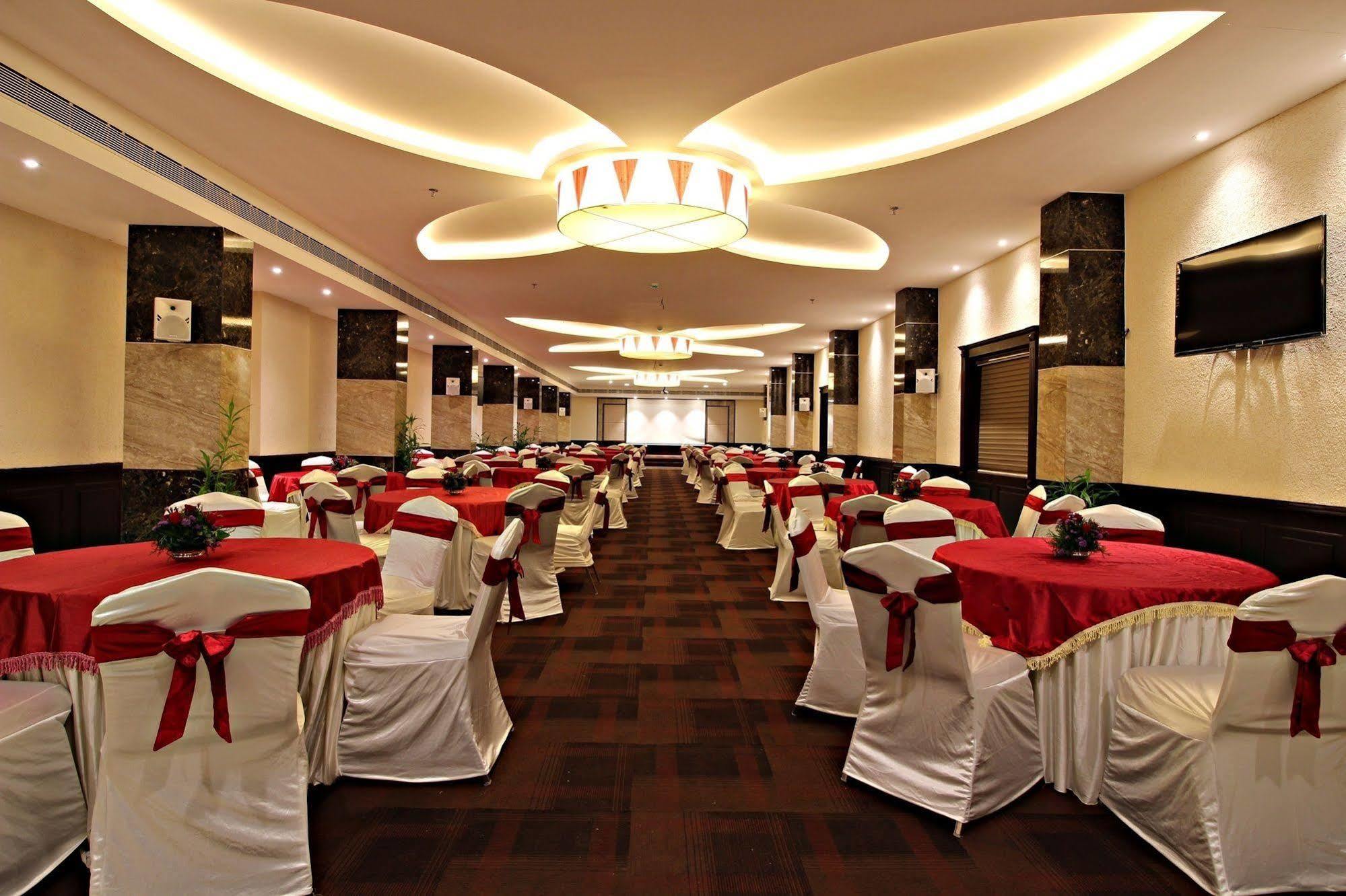 The South Park Hotel Thiruvananthapuram Ngoại thất bức ảnh